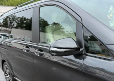 Mercedes V-Class: восстановление оконных молдингов черной глянцевой полиуретановой пленкой