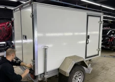 Оклейка автомобильного прицепа винилографией на тему рыбалки