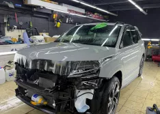 Оклейка автомобиля Skoda Karoq глянцевой полиуретановой пленкой.