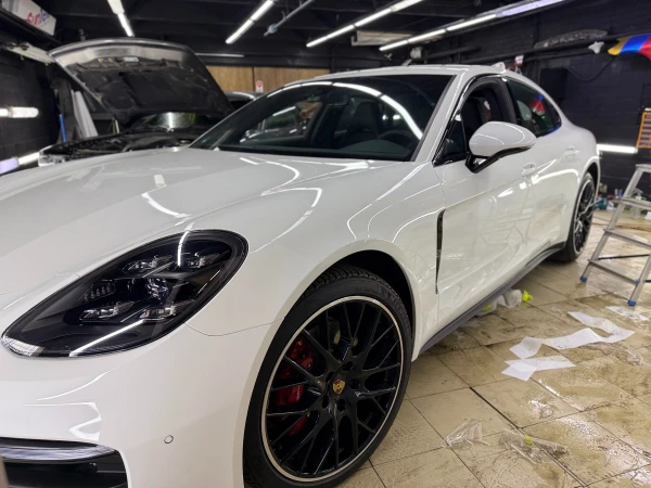 poliuretanovaya oklejka porsche panamera   