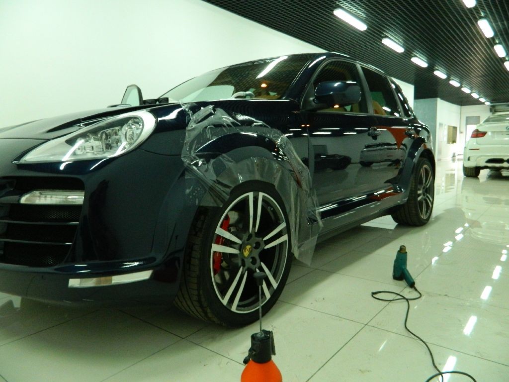 Бронирование машины Porshe антигравийной пленкой в Москве