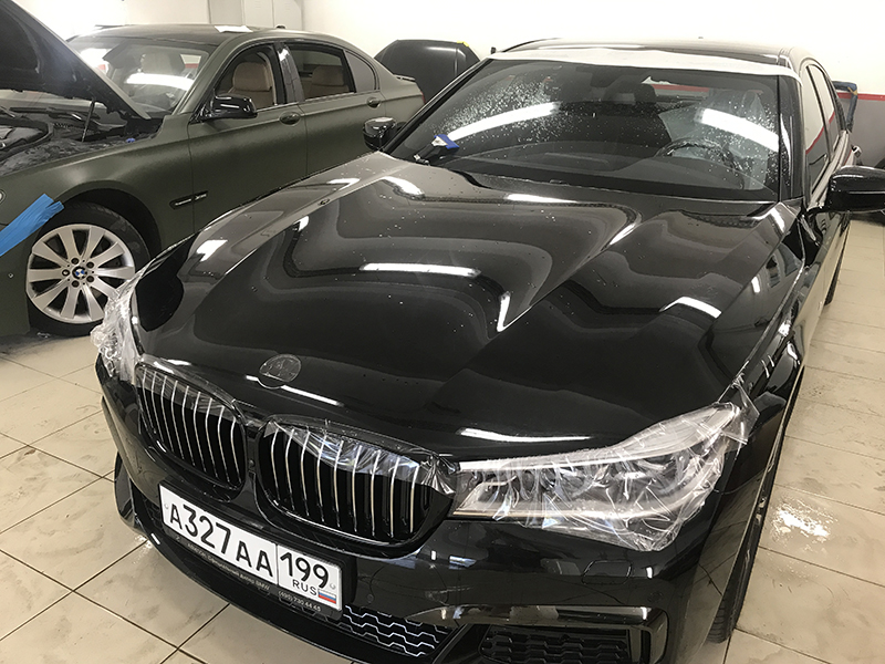 Оклейка капота на BMW 7 полиуретановой пленкой